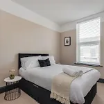 The Rockfield By Serene Stays Stylish 6Br Near Anfield With Bar Parking Virgin Media And Fast Wifi