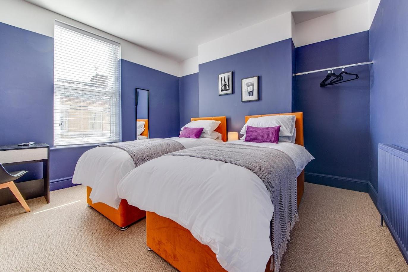 The Rockfield By Serene Stylish 6br Near Anfield With Bar Parking Virgin Media And Fast Wifi 4*