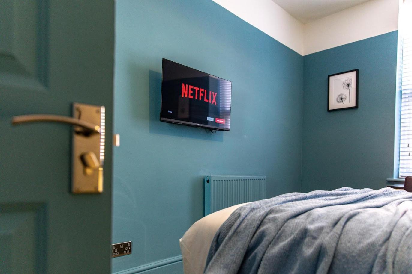 The Rockfield By Serene Stylish 6br Near Anfield With Bar Parking Virgin Media And Fast Wifi Guest house 4*