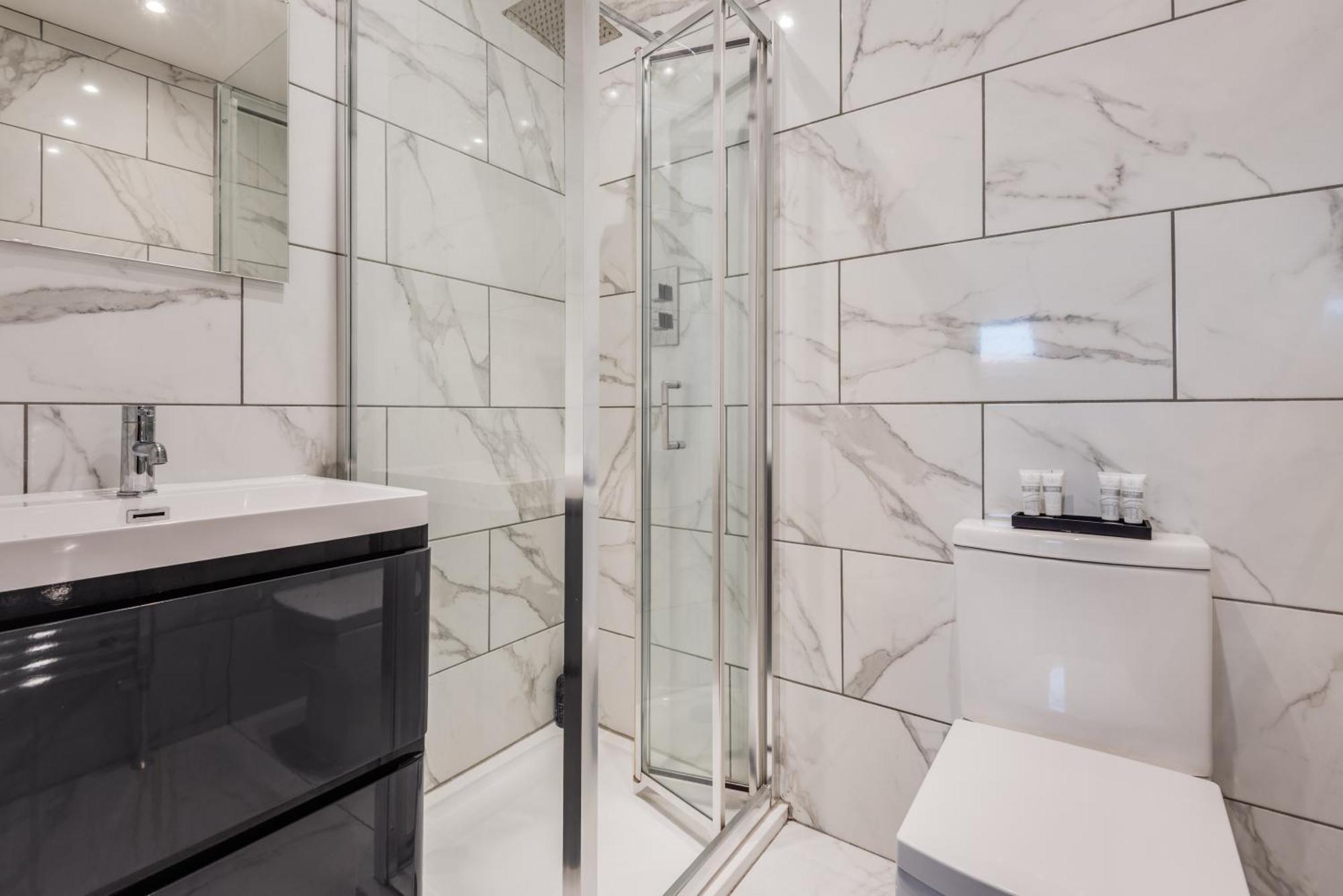 Guest house The Rockfield By Serene Stylish 6br Near Anfield With Bar Parking Virgin Media And Fast Wifi 4*