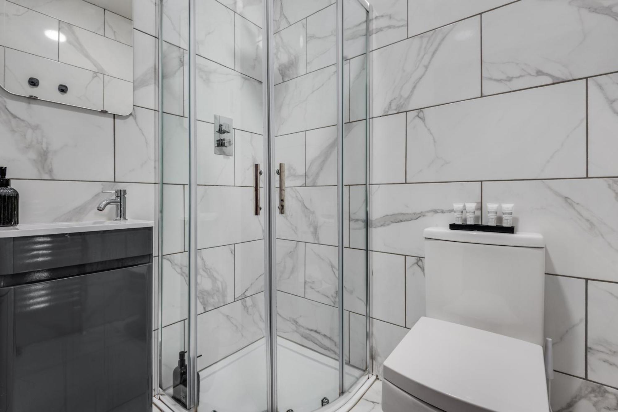 The Rockfield By Serene Stylish 6br Near Anfield With Bar Parking Virgin Media And Fast Wifi Guest house Liverpool